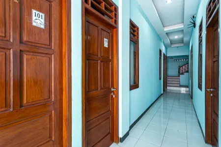 RedDoorz Near Puro Mangkunegaran Отели рядом с достопримечательностью «Balekambang Park»