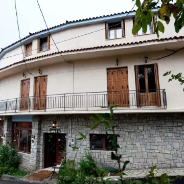 To Balkoni Tis Agorianis