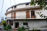 To Balkoni Tis Agorianis Hôtels à : Amfiklia