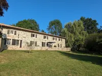 Domaine de Brise Bois - Chambres & Gîtes Hotel dekat Aventure Parc Lacs De Haute Charente