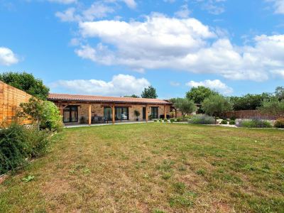 Holiday House with Jacuzzi and Sauna