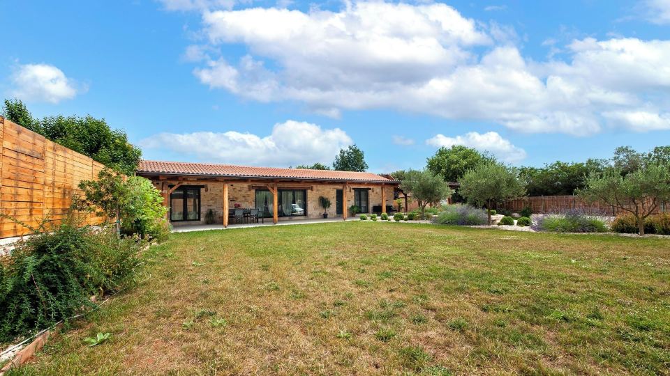 Holiday House with Jacuzzi and Sauna