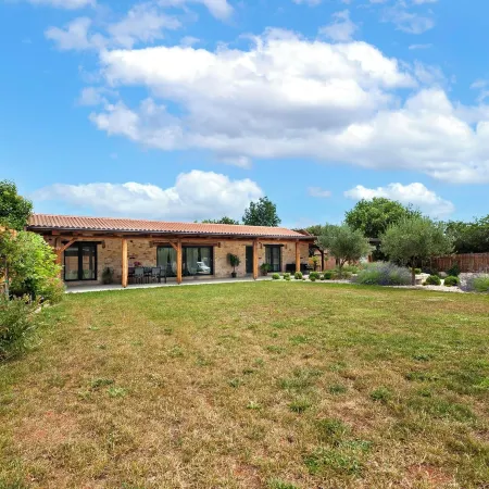 Holiday House with Jacuzzi and Sauna