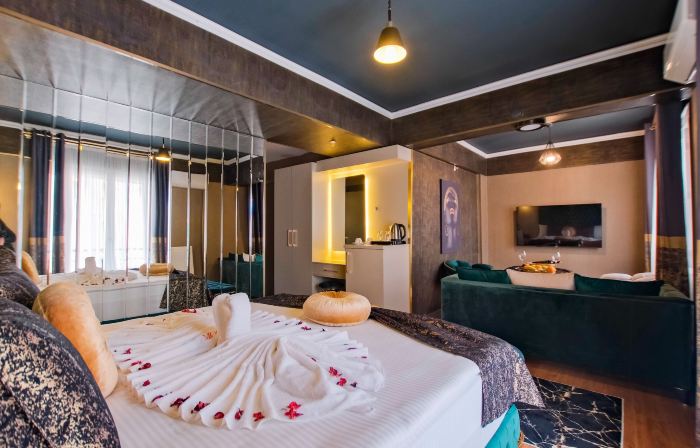 Moonday Hotel