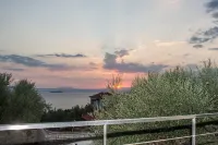 Nina's Villa, Cosy Seaview Retreat