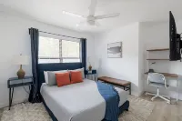 The Oak King Bed Huge Backyard Hotels in Richardson