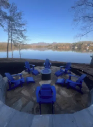 Luxury Lakefront Chatuge, 5 Beds 3 Bath, 2 Kitchens, Free WiFi, Sleeps 12 & Dock