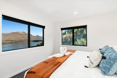 A Luckie Charm - 5-Bedroom Townhouse with Spectacular View Hoteles en Queenstown Hill