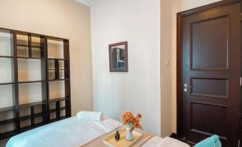 Spacious And Modern Look 3Br Bellezza Apartment