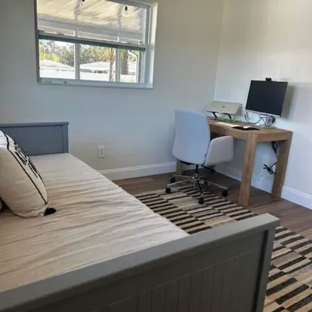 NEW Stunning Home-close to Beaches-pet Friendly