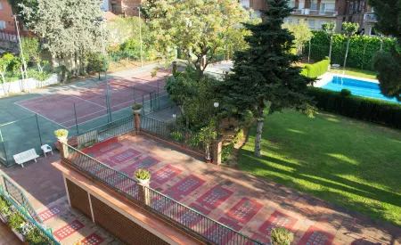 Happy People Maragall Отели рядом со станцией Sant Andreu Comtal - Railway Station