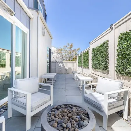 Large 4 Bedroom Close To Beach