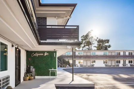 California Inn Отели рядом с достопримечательностью «Луигис Ролликин Роудстерс»