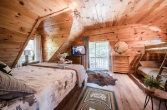 Secluded Heavens Peak, Enjoy in a Pvte Hot Tub + Sauna ,Breathtaking NC Views.