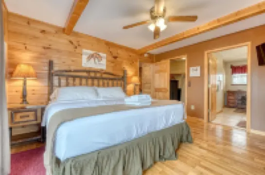 Deer Foot - Private 3Br Cabin, Sleeps 6, Hot Tub, Wood-Burning Fireplaces
