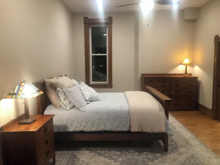 Spacious 2-bedroom loft above the International Owl Center in Houston, MN