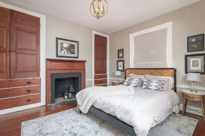 Step into History: Charming Fells Point Retreat 더 볼티모어 컨벤션 센터 주변 호텔