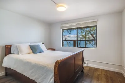 Dash Point Retreat by the Beach with Amazing Water Views from Almost Every Room. Hotels near Kandle Skatepark