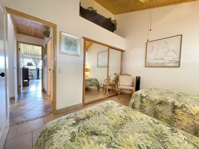 A Tropical Paradise 2 Bed/1bath. Stunning Bay and Ocean Views