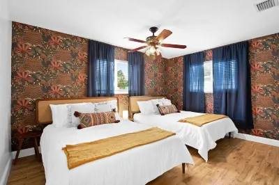 4BD w/ Heated Pool, Game Room & BBQ - Beach Nearby