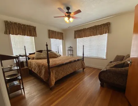 Charming original 1940's home in the heart of downtown Brenham Отели в г. Бренхем