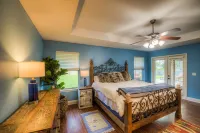 Gorgeous Home-w/fire pit!  7 miles to the beach-Longest fishing pier in the Gulf