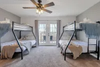 King Bed Serenity Retreat Hot Tub/Bar/Game Room