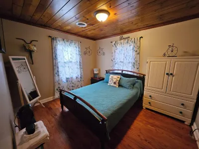 Charming 3-bedroom house with 1000sqft arcade style game room in awesome Bristol Các khách sạn gần King University