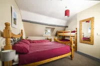 Llangollen Hostel Guest Rooms - No Dormitories - Self Catering Hotels in Llangollen