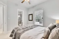 Charming 3-bedroom house in fabulous Magnolia with WiFi and AC by Lake Conroe Hotels near Tamina Community Market
