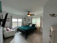 Pelican Place--lit dock, crab cages, W/D, 5 TVs, gameroom, fully stocked kitchen