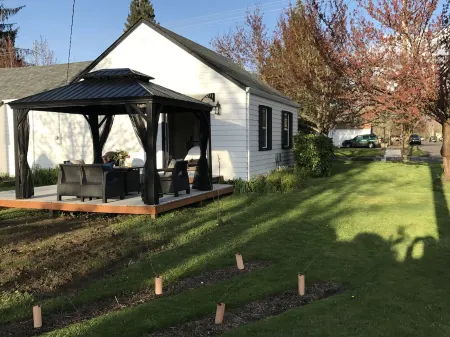 Beautifully Remodeled Wine Country Cottage Отели рядом с достопримечательностью «Уэстсайд Бисикл / Педестриан Гринуэй»