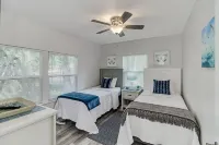 Hunter Lake Cottage w/ Parking, AC & W/D ~ Dogs Are Welcome