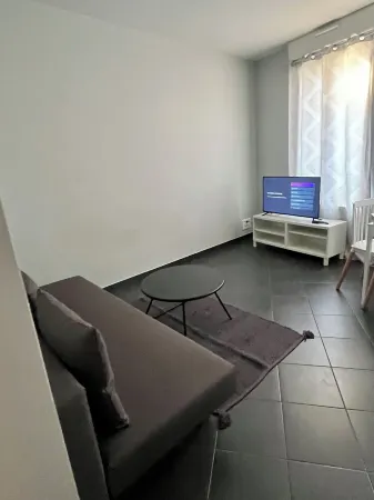 Apartment located at Alfortville train station Отели рядом с достопримечательностью «Le 148»