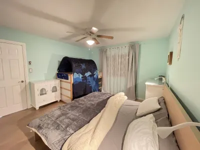 Lovely 1 bedroom condo, King bed, walking distance to the beach, family friendly