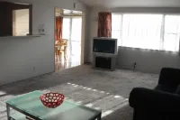 Riverside Townhouse with room for all the family, great location & WIFI