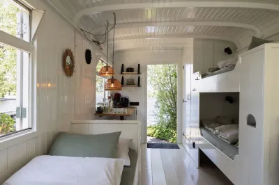 Tinyhouse De Scheepskooi - Lakes of Vinkeveen near Amsterdam Hotels in 