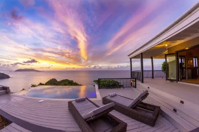 Stylish, Secluded Villa with Pool, Hot tub and Stunning Views  호텔