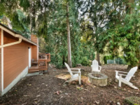 Sammamish Modern Family & Pet Friendly Home Hotels in Sammamish