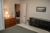 Updated Mountain home, Lake, Firepit, BBQ, Ski Hotels near Lake Shangri-La