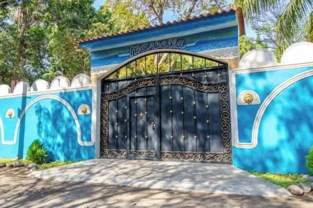 3BR Beach House - Walk to Sandy Beach in Surf City