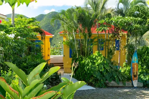 Bon Bini Cottage - Full AC, Solar Power w/ Battery Back-Up, & Hot Tub!