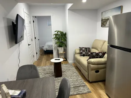 Cozy 2 Bedroom Basement Отели рядом с достопримечательностью «Университет Реджайна»