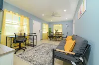 Charming 2-bedroom apartment in Buckleys with WiFi, AC Hotels in Buckleys