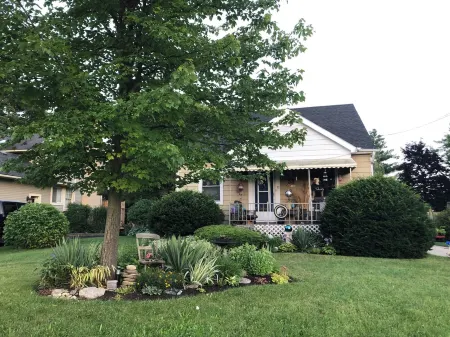 Doggy Heaven. Large Fenced Yard , Beautiful Gardens,  Guest Patio and Firepit.