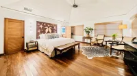 Luxury Waterfront Estate, Dock, Chef Gazebo Pool House, Boat and Captain Hotel dekat Princess Street Gallery