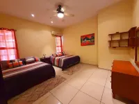 Fully Gated Family Compound Direct Ocean Front فنادق في 