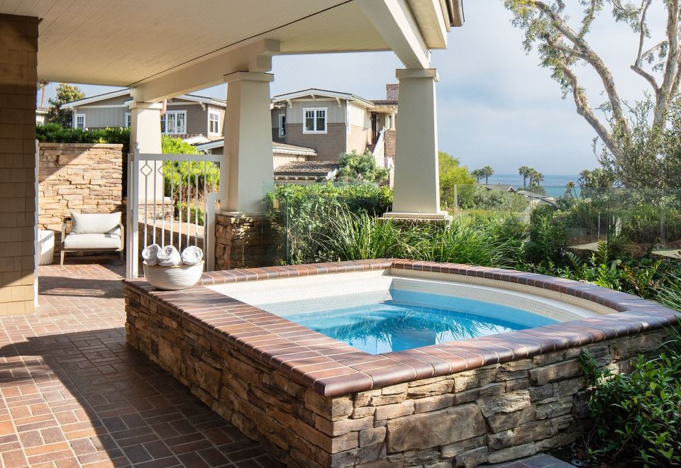 몽타주 라구나 비치의 아름다운 야외 수영장