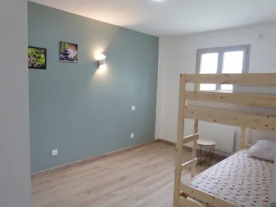 Cosy new house near lake, beach and village, TV, WIFI, parking. Hôtels à : 