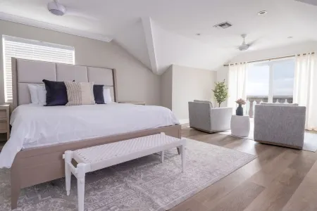 Oceanfront South Sound Home with magical sunsets! Отели в г. Патрикс Айленд